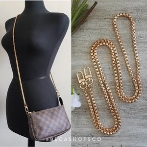 Chic Checkered Crossbody Bag with Gold Chain